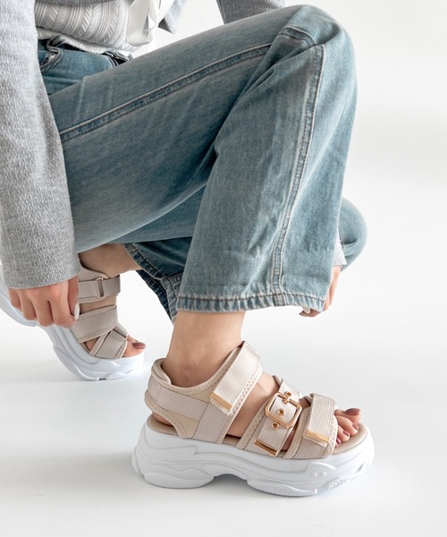 Shoes in Closet（シューズインクローゼット）の「軽量厚底ボリュームソール ベルクロ バックル スポーツサンダル 7486（サンダル・レディース・アイボリー/ベージュ/ブラック×ホワイト/ブラック×ブラック/ブラウン系その他/ライトベージュ/ピンクベージュ・M/LL/XS/S/L/3L）」の16枚目の写真