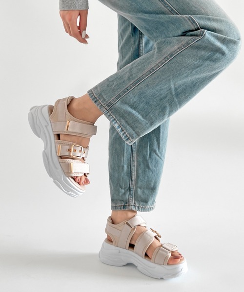 Shoes in Closet（シューズインクローゼット）の「軽量厚底ボリュームソール ベルクロ バックル スポーツサンダル 7486（サンダル・レディース・アイボリー/ベージュ/ブラック×ホワイト/ブラック×ブラック/ブラウン系その他/ライトベージュ/ピンクベージュ・M/LL/XS/S/L/3L）」の17枚目の写真
