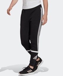 adidas（アディダス）の「エッセンシャルズ ロゴ カラーブロック フリースパンツ [Essentials Logo Colorblock Fleece Pants] アディダス（スウェットパンツ・レディース）」
