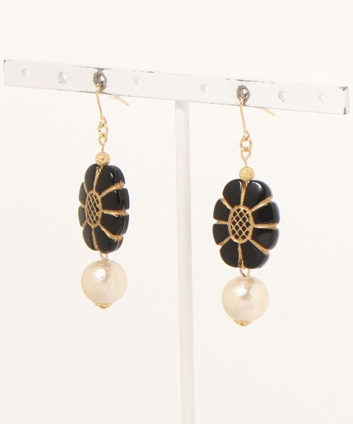 tone(トーン)の「【tschuss(チュース)】レトロ flower&コットンパール ピアス(ピアス(両耳用)・レディース・ホワイト/ブラック/クリア・FREE)」の1枚目の写真