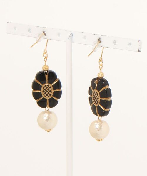 tone(トーン)の「【tschuss(チュース)】レトロ flower&コットンパール ピアス(ピアス(両耳用)・レディース・ホワイト/ブラック/クリア・FREE)」の4枚目の写真