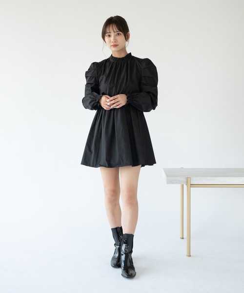 VRIA CHARME(バリアシャルム)の「パワショルダーワンピース(ワンピース・レディース・ブラック/ベージュ・FREE)」の4枚目の写真