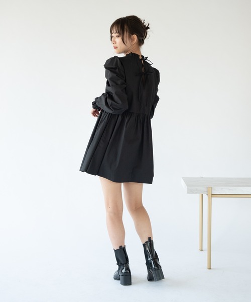 VRIA CHARME(バリアシャルム)の「パワショルダーワンピース(ワンピース・レディース・ブラック/ベージュ・FREE)」の3枚目の写真