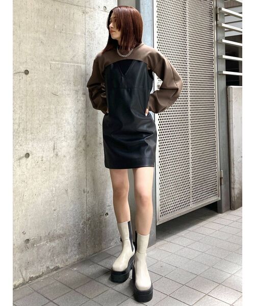 EMODA(エモダ)の「ボンディングクロップドトップ(Tシャツ/カットソー・レディース・ブラウン/アイボリー/ブラック・FREE)」の16枚目の写真