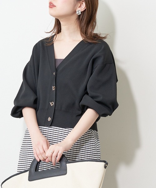 natural couture（ナチュラルクチュール）の「【おうちで洗える！】プチプラハトメバー釦おしゃれカーデ（カーディガン/ボレロ・レディース・オフホワイト/ブラック/ブラウン/グレイッシュベージュ/グリーン/ピンク・FREE）」の3枚目の写真