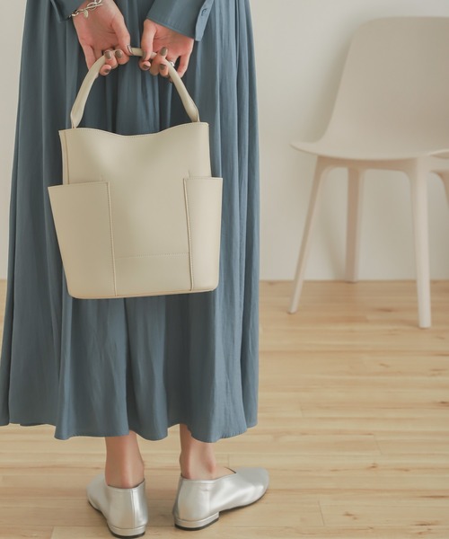 SENSE OF PLACE by URBAN RESEARCH(センスオブプレイスバイアーバンリサーチ)の「2WAYアウトポケットミニトートバッグ(トートバッグ・レディース・ブラック/アイボリー/ブラウン・ONE)」の2枚目の写真