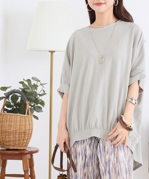 OMNES（オムネス）の「梨地裾ギャザー半袖Tシャツ（Tシャツ/カットソー・レディース・ブラック/グリーン系その他/サーモンピンク・FREE）」の3枚目の写真