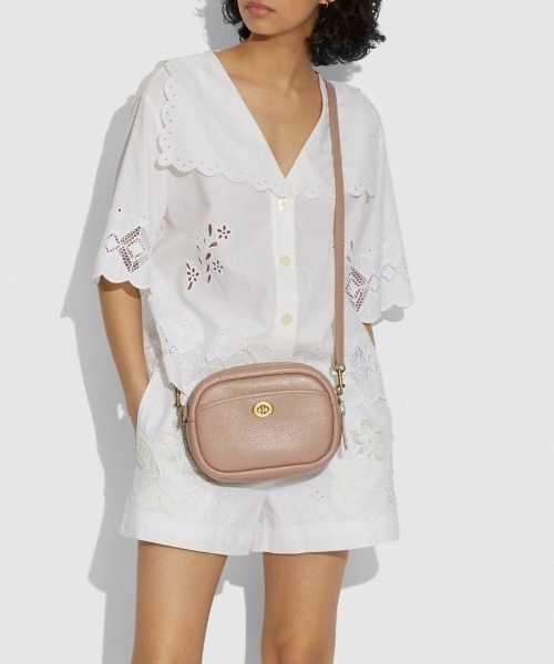 COACH（コーチ）の「カメラ バッグ（ショルダーバッグ・レディース・ベージュ系その他・ﾌﾘ-）」の2枚目の写真