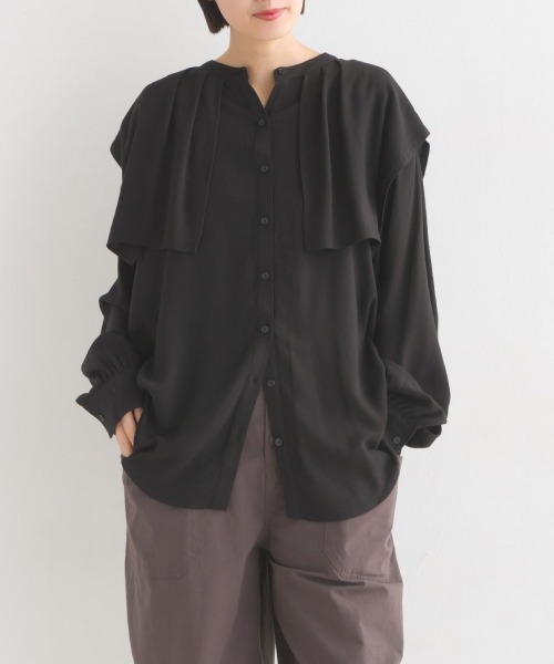OMNES Supremo（オムネス　スプレモ）の「梨地 ケープデザインブラウス（シャツ/ブラウス・レディース・ホワイト/ブラック/モカ/ベージュ/ネイビー・FREE）」の2枚目の写真