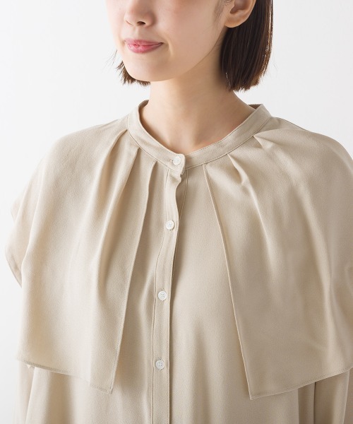 OMNES Supremo（オムネス　スプレモ）の「梨地 ケープデザインブラウス（シャツ/ブラウス・レディース・ホワイト/ブラック/モカ/ベージュ/ネイビー・FREE）」の12枚目の写真