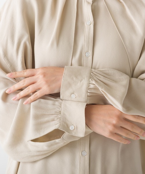 OMNES Supremo（オムネス　スプレモ）の「梨地 ケープデザインブラウス（シャツ/ブラウス・レディース・ホワイト/ブラック/モカ/ベージュ/ネイビー・FREE）」の10枚目の写真