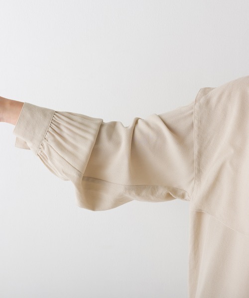 OMNES Supremo（オムネス　スプレモ）の「梨地 ケープデザインブラウス（シャツ/ブラウス・レディース・ホワイト/ブラック/モカ/ベージュ/ネイビー・FREE）」の8枚目の写真
