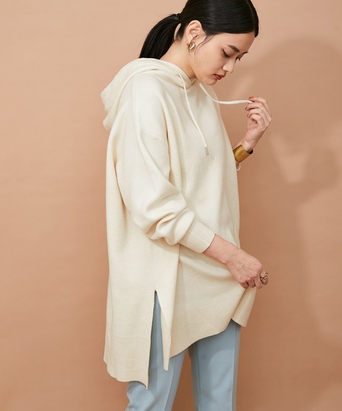 ADAM ET ROPE'(アダムエロペ)の「【アウトレット店舗・WEB限定】オーバーニットパーカー(パーカー・レディース・ブラック/グレー/イエロー/ベージュ系その他/キナリ・FREE)」の2枚目の写真