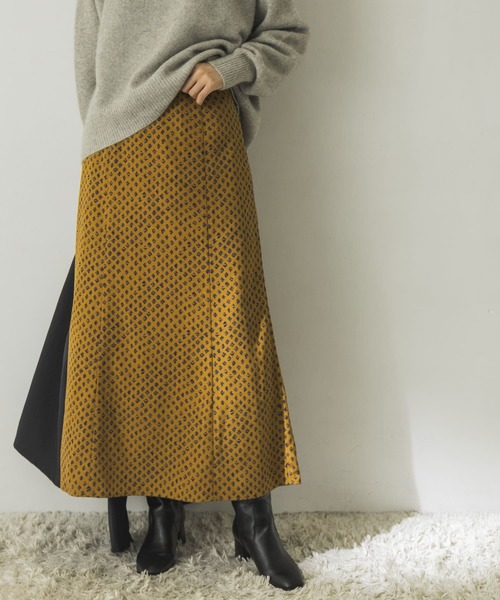 URBAN RESEARCH（アーバンリサーチ）の「ホグシプリントマーメイドロングスカート（スカート・レディース・ブルー/キャメル・38/36）」の2枚目の写真