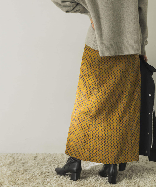 URBAN RESEARCH（アーバンリサーチ）の「ホグシプリントマーメイドロングスカート（スカート・レディース・ブルー/キャメル・38/36）」の4枚目の写真