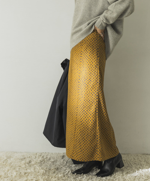 URBAN RESEARCH（アーバンリサーチ）の「ホグシプリントマーメイドロングスカート（スカート・レディース・ブルー/キャメル・38/36）」の5枚目の写真