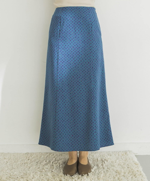 URBAN RESEARCH（アーバンリサーチ）の「ホグシプリントマーメイドロングスカート（スカート・レディース・ブルー/キャメル・38/36）」の14枚目の写真