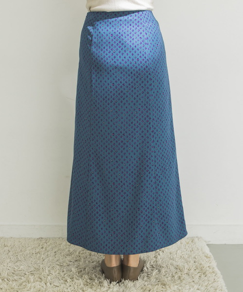 URBAN RESEARCH（アーバンリサーチ）の「ホグシプリントマーメイドロングスカート（スカート・レディース・ブルー/キャメル・38/36）」の16枚目の写真