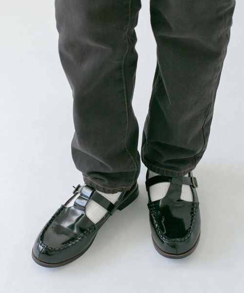 KBF（ケイビーエフ）の「Tストラップエナメルローファー（ローファー・レディース・ホワイト/ブラック・38/36/37）」の2枚目の写真