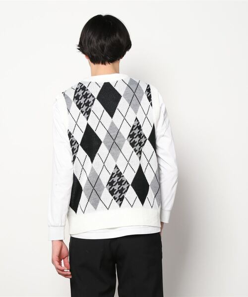 CORPUS　SELECT（コーパストーキョー）の「Oversized Argyle Knit Vest/ビッグシルエット アーガイルチェック ニットベスト（ベスト・メンズ・ホワイト/ブラック/ベージュ・FREE）」の4枚目の写真