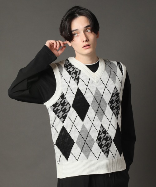 CORPUS　SELECT（コーパストーキョー）の「Oversized Argyle Knit Vest/ビッグシルエット アーガイルチェック ニットベスト（ベスト・メンズ・ホワイト/ブラック/ベージュ・FREE）」の16枚目の写真
