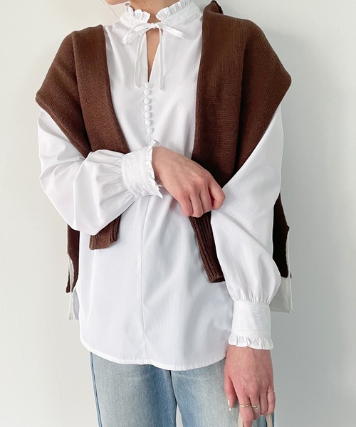 JUNOAH(ジュノア)の「フリルスタンドカラーブラウス(シャツ/ブラウス・レディース・ホワイト/ブラック/ブルー・MEDIUM/LARGE/X-LARGE)」の2枚目の写真