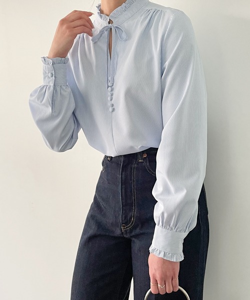 JUNOAH(ジュノア)の「フリルスタンドカラーブラウス(シャツ/ブラウス・レディース・ホワイト/ブラック/ブルー・MEDIUM/LARGE/X-LARGE)」の1枚目の写真