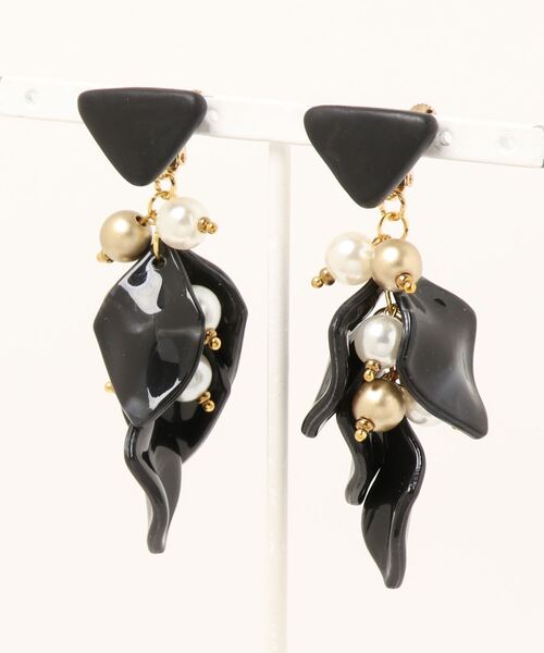 tone(トーン)の「【atelier*mio】クレイ × リーフパール costume jewelry earring(イヤリング・レディース・ブラック/ホワイト・FREE)」の2枚目の写真