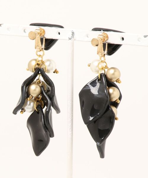 tone(トーン)の「【atelier*mio】クレイ × リーフパール costume jewelry earring(イヤリング・レディース・ブラック/ホワイト・FREE)」の3枚目の写真