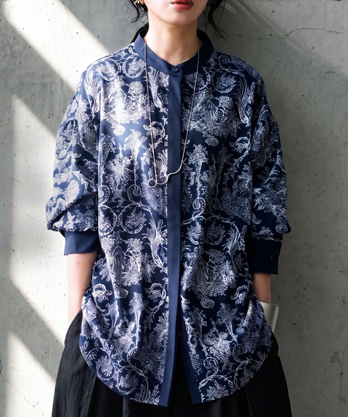 antiqua(アンティカ)の「トワルドジュイ柄 長袖 バンドカラー シャツ(シャツ/ブラウス・レディース・アイボリー/ブラック/ブラック系その他/ネイビー・FREE)」の4枚目の写真