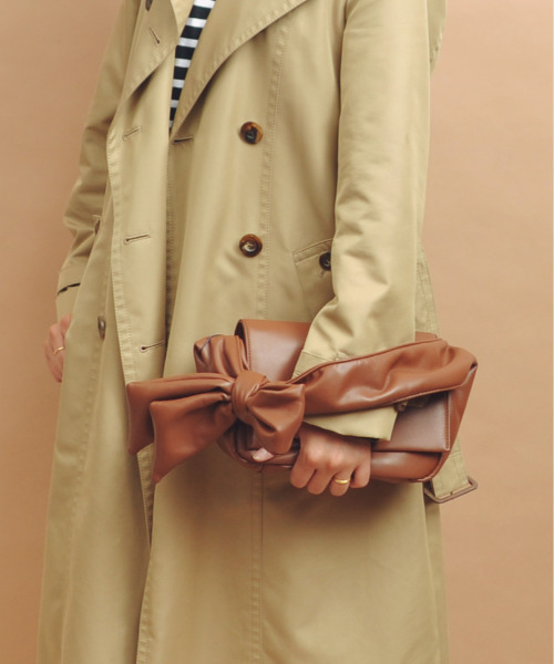 kakatoo（カカトゥ）の「カカトゥ kakatoo / リボンディテールソフトレザーフラップバッグ（ハンドバッグ・レディース・ブラック/グリーン/アイボリー/ブラウン・FREE）」の4枚目の写真