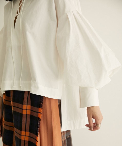 SALON adam et rope'（サロン アダム エ ロペ）の「【WEB限定カラー】レースアップボリュームスリーブブラウス（シャツ/ブラウス・レディース・ホワイト/ブラック/ブルー系その他・FREE）」の21枚目の写真