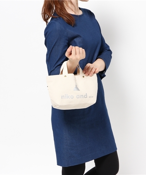 niko and...(ニコアンド)の「オリジナルニコロゴトートバッグS【niko and...】(トートバッグ・ブルー/ホワイト/ブラック・0)」の12枚目の写真