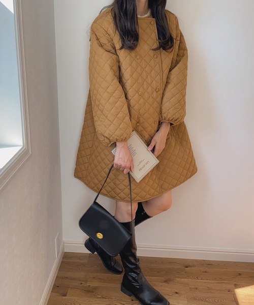 LAUIR（ラウアー）の「ノーカラーキルティングコート（ノーカラーコート・レディース・キャメル/ブラック/アイボリー・MEDIUM/LARGE/SMALL）」の7枚目の写真