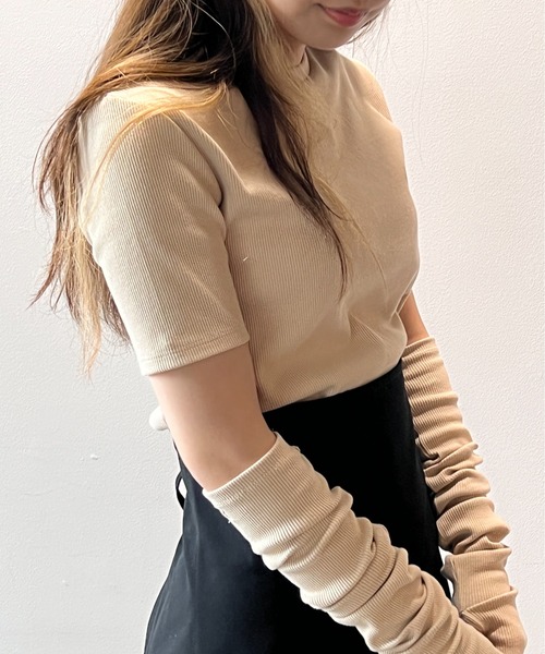 one way（ワンウェイ）の「アームウォーマー付きリブトップス（Tシャツ/カットソー・レディース・ブラック/ベージュ/ライトグリーン・FREE）」の2枚目の写真