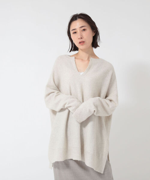 NOLLEY’S（ノーリーズ）の「《手洗い可能》ウォッシャブルヘアリーニットキーネックオーバーサイズ（ニット/セーター・レディース・ベージュ/グレー/イエロー/ベビーピンク・FREE）」の3枚目の写真