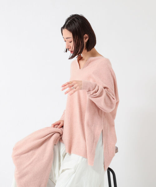 NOLLEY’S（ノーリーズ）の「《手洗い可能》ウォッシャブルヘアリーニットキーネックオーバーサイズ（ニット/セーター・レディース・ベージュ/グレー/イエロー/ベビーピンク・FREE）」の5枚目の写真