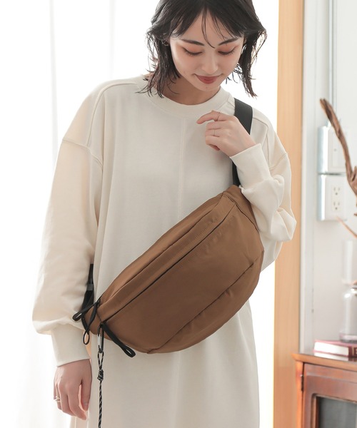 ALTROSE(アルトローズ)の「ナイロン ボディバッグ ユニセックス 男女兼用 ティム(ボディバッグ/ウエストポーチ・レディース・ブラウン/カーキ/アイボリー/ブラック/グレー/ベージュ/シルバー・FREE)」の4枚目の写真