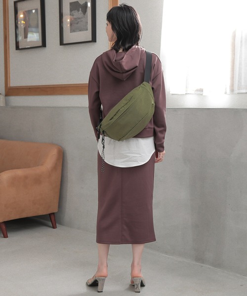 ALTROSE(アルトローズ)の「ナイロン ボディバッグ ユニセックス 男女兼用 ティム(ボディバッグ/ウエストポーチ・レディース・ブラウン/カーキ/アイボリー/ブラック/グレー/ベージュ/シルバー・FREE)」の10枚目の写真