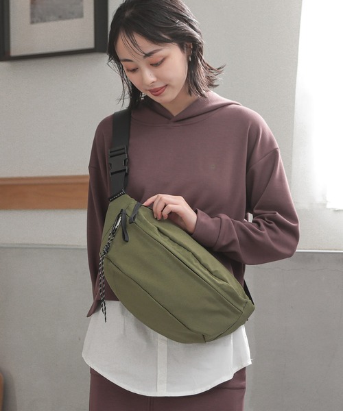 ALTROSE(アルトローズ)の「ナイロン ボディバッグ ユニセックス 男女兼用 ティム(ボディバッグ/ウエストポーチ・レディース・ブラウン/カーキ/アイボリー/ブラック/グレー/ベージュ/シルバー・FREE)」の12枚目の写真