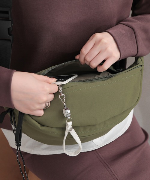 ALTROSE(アルトローズ)の「ナイロン ボディバッグ ユニセックス 男女兼用 ティム(ボディバッグ/ウエストポーチ・レディース・ブラウン/カーキ/アイボリー/ブラック/グレー/ベージュ/シルバー・FREE)」の13枚目の写真