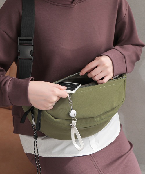 ALTROSE(アルトローズ)の「ナイロン ボディバッグ ユニセックス 男女兼用 ティム(ボディバッグ/ウエストポーチ・レディース・ブラウン/カーキ/アイボリー/ブラック/グレー/ベージュ/シルバー・FREE)」の14枚目の写真