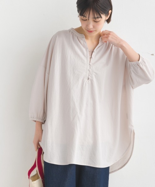 OMNES(オムネス)の「接触冷感ヘンリーネック5分袖裾ラウンドプルオーバー(Tシャツ/カットソー・レディース・チャコールグレー/モカ/イエロー/ブラック/ホワイト/ブルー/ブルー系その他/ラベンダー/ホワイト系その他/ブラウン/グリーン/キャメル/イエロー系その他/グレー・FREE)」の2枚目の写真