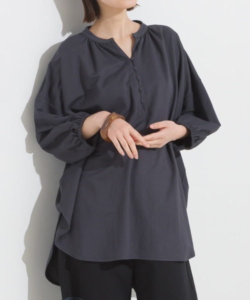 OMNES(オムネス)の「接触冷感ヘンリーネック5分袖裾ラウンドプルオーバー(Tシャツ/カットソー・レディース・チャコールグレー/モカ/イエロー/ブラック/ホワイト/ブルー/ブルー系その他/ラベンダー/ホワイト系その他/ブラウン/グリーン/キャメル/イエロー系その他/グレー・FREE)」の4枚目の写真