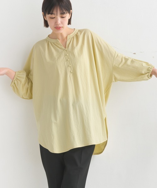 OMNES(オムネス)の「接触冷感ヘンリーネック5分袖裾ラウンドプルオーバー(Tシャツ/カットソー・レディース・チャコールグレー/モカ/イエロー/ブラック/ホワイト/ブルー/ブルー系その他/ラベンダー/ホワイト系その他/ブラウン/グリーン/キャメル/イエロー系その他/グレー・FREE)」の12枚目の写真