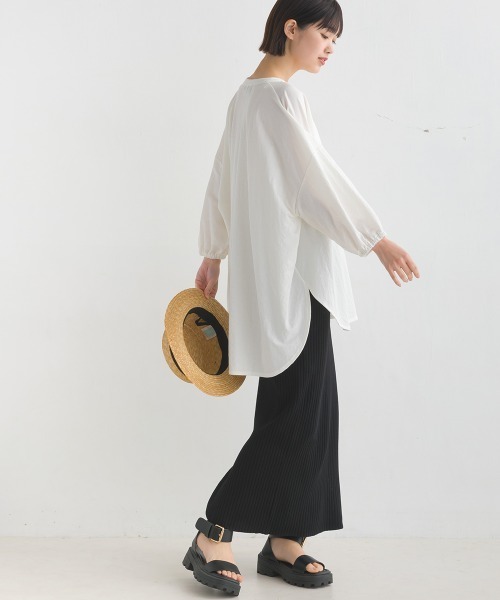 OMNES(オムネス)の「接触冷感ヘンリーネック5分袖裾ラウンドプルオーバー(Tシャツ/カットソー・レディース・チャコールグレー/モカ/イエロー/ブラック/ホワイト/ブルー/ブルー系その他/ラベンダー/ホワイト系その他/ブラウン/グリーン/キャメル/イエロー系その他/グレー・FREE)」の16枚目の写真