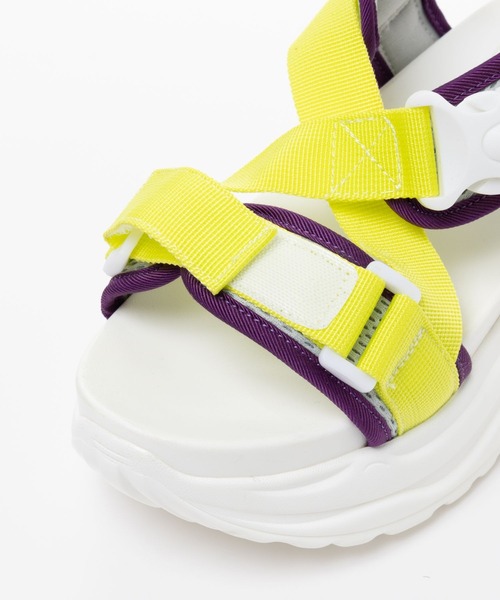 FOREVER 21（フォーエバー トゥエンティーワン）の「テープサンダル（サンダル・レディース・ブラック/ホワイト系その他/イエロー・SMALL/MEDIUM/LARGE）」の11枚目の写真