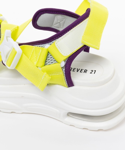 FOREVER 21（フォーエバー トゥエンティーワン）の「テープサンダル（サンダル・レディース・ブラック/ホワイト系その他/イエロー・SMALL/MEDIUM/LARGE）」の12枚目の写真