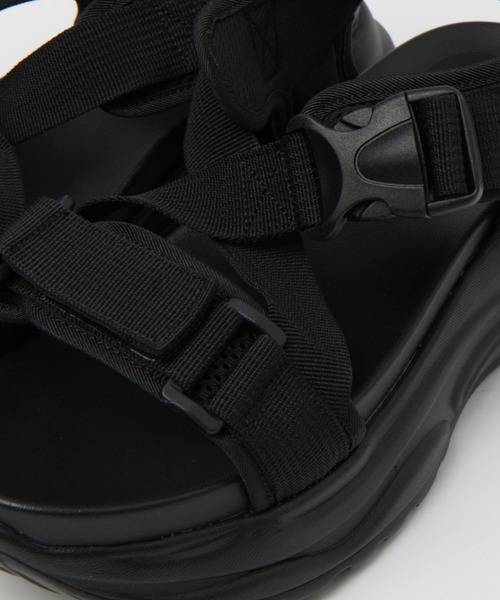 FOREVER 21（フォーエバー トゥエンティーワン）の「テープサンダル（サンダル・レディース・ブラック/ホワイト系その他/イエロー・SMALL/MEDIUM/LARGE）」の15枚目の写真