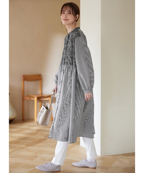 Viola e Viola(ヴィオラエヴィオラ)の「刺しゅうの大人シャツワンピース(ワンピース・レディース・チャコール/グリーン系その他/ブラウン系その他/グレイッシュベージュ/ブラック系その他/ブルー/カーキ・M/L/LL/3L)」の22枚目の写真